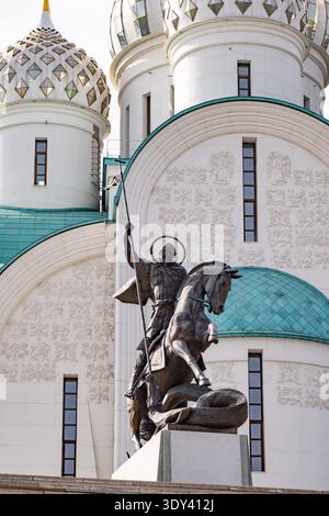 San Giorgio uccide la scultura del drago di fronte a una chiesa ortodossa moderna Foto Stock