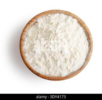 Farina di riso in un recipiente di legno isolato su sfondo bianco, vista dall'alto. Tracciato di ritaglio incluso Foto Stock
