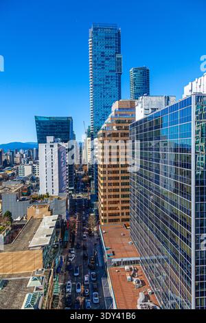 Vista lungo Alberni Street dal tetto dell'Hotel Vancouver in Canada Foto Stock