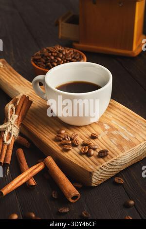 Tazza di caffè mattutina e spezie su un tavolo in legno vintage Foto Stock