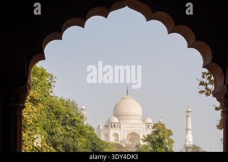 L'arco del Taj Mahal è incastonato ad Agra, India. Il Taj Mahal è un mausoleo di marmo bianco avorio. Foto Stock