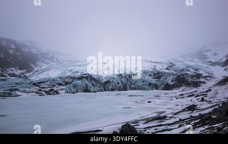L'antico ghiaccio glaciale blu del ghiacciaio Svínafellsjökull con striature di cenere vulcanica, il luogo cinematografico per le riprese di "Interstellar" Foto Stock