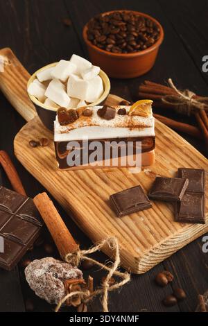 Dolci vari: Torte e barrette di cioccolato su rustico scuro Foto Stock