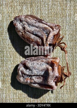 Frutta secca di cachi sul tovagliolo. Vista dall'alto della frutta secca dolce. Foto Stock