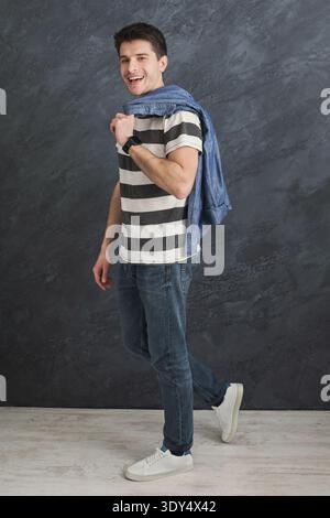 Bell'uomo elegante che posa in studio Foto Stock