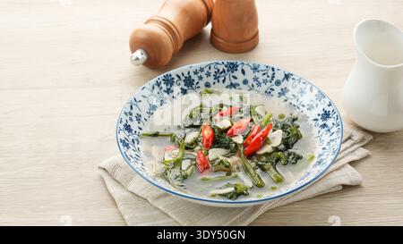 CA Kangkung Belacan o mescolare gli spinaci d'acqua fritti, cibo indonesiano Foto Stock