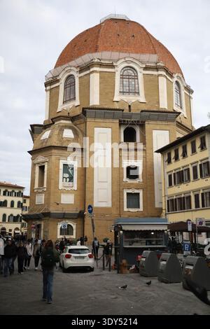 Grande cupola rinascimentale per proteggere le tombe della famiglia Medici e gli edifici storici nel centro di Firenze. Foto Stock