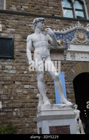 Replica della scultura del David di Michelangelo esposta in Piazza della Signoria a Firenze, all'esterno di Palazzo Vecchio. Foto Stock