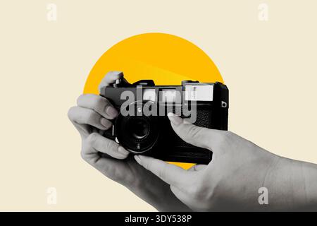 Collage d'arte, collage d'arte contemporanea mano che tiene una fotocamera, scatta una foto Foto Stock