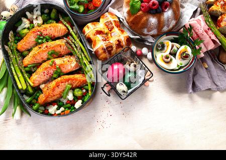 Salmone arrosto al forno con fagioli verdi e asparagi per il brunch di Pasqua o la cena su uno sfondo chiaro. Vista dall'alto. Foto Stock