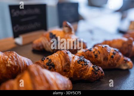 Croissant con scaglie di cioccolato in ardesia presso l'hotel boutique sulle Dolomiti Foto Stock