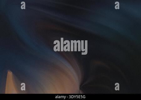 Sfocatura astratta di colori scuri che crea un effetto suggestivo e misterioso con sfumature di luce morbide visibili Foto Stock