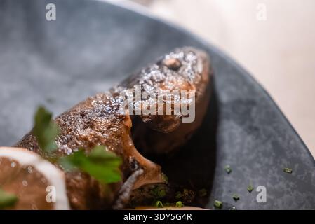 Trota intera arrostita con erba cipollina e prezzemolo nel ristorante Dolomites Foto Stock