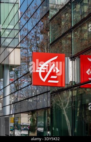 Insegna e logo fuori dalla filiale della Caisse d'Epargne. La Caisse d'Epargne è una banca commerciale francese che si è fusa con la Banque Populaire per diventare il gruppo BPCE Foto Stock