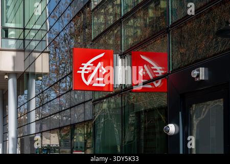 Insegna e logo fuori dalla filiale della Caisse d'Epargne. La Caisse d'Epargne è una banca commerciale francese che si è fusa con la Banque Populaire per diventare il gruppo BPCE Foto Stock