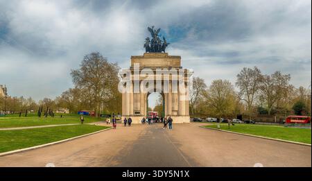 LONDRA - 11 APRILE 2022: Vista del Wellington Arch, simbolo del centro di Londra, Inghilterra, Regno Unito Foto Stock