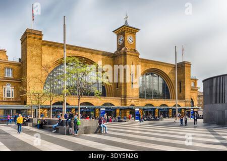 LONDRA - 18 APRILE 2022: Facciata della stazione ferroviaria di King's Cross, edificio iconico nel Borough di Camden, Londra, Inghilterra, Regno Unito Foto Stock