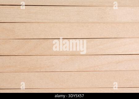 Bastoncini di legno perfettamente allineati sullo sfondo. Struttura in legno chiaro naturale Foto Stock