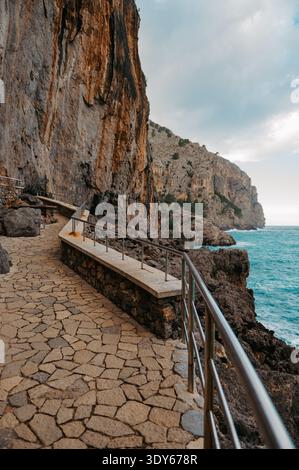 Sentiero sulla scogliera di sa cova che si affaccia sul Mediterraneo a Torrent de Pareis Foto Stock