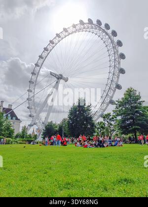 Attrazione gigante della ruota panoramica del London Eye sul fiume South Bank Foto Stock