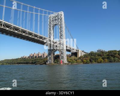 Il George Washington Bridge attraversa il fiume Hudson con la sua torre d'acciaio che si innalza sopra l'acqua. Foto Stock