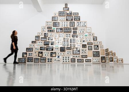 Londra, Regno Unito. 6 marzo 2026. Un collaboratore con «Found and given 2015/Fossils2026», 2015/2026, una collezione di fotografie e oggetti a forma di piramide, in occasione dell'inaugurazione di «Echo's Bones», una nuova mostra di Petra Feriancová presso la galleria Elizabeth Xi Bauer nel mercato di Exmouth. Le opere dell'artista ceco, che coprono fotografia, scultura e installazione, sono in mostra dal 6 marzo al 19 aprile 2026. Crediti: Stephen Chung / Alamy Live News Foto Stock