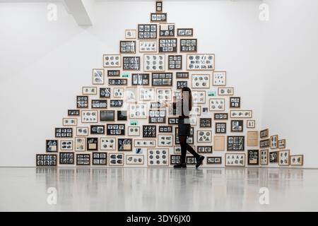 Londra, Regno Unito. 6 marzo 2026. Un collaboratore con «Found and given 2015/Fossils2026», 2015/2026, una collezione di fotografie e oggetti a forma di piramide, in occasione dell'inaugurazione di «Echo's Bones», una nuova mostra di Petra Feriancová presso la galleria Elizabeth Xi Bauer nel mercato di Exmouth. Le opere dell'artista ceco, che coprono fotografia, scultura e installazione, sono in mostra dal 6 marzo al 19 aprile 2026. Crediti: Stephen Chung / Alamy Live News Foto Stock