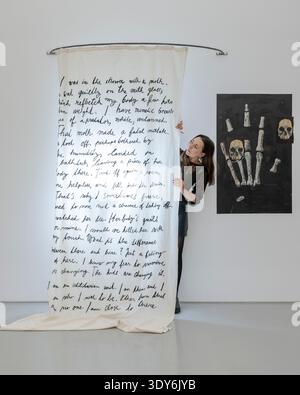 Londra, Regno Unito. 6 marzo 2026. Un membro dello staff con L) «ero sotto la doccia con una falena», 2025, e senza titolo (mano/teschi ), 2015/2026, in occasione dell'apertura di «Echo's Bones», una nuova mostra di Petra Feriancová presso la galleria Elizabeth Xi Bauer al mercato di Exmouth. Le opere dell'artista ceco, che coprono fotografia, scultura e installazione, sono in mostra dal 6 marzo al 19 aprile 2026. Crediti: Stephen Chung / Alamy Live News Foto Stock