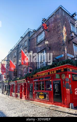Pub storico e vivace scena di strada al Temple Bar di Dublino durante il giorno Foto Stock