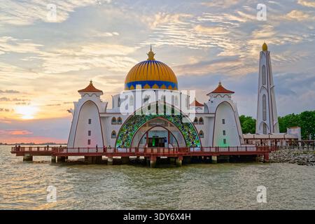 Vista al tramonto della Moschea di Selat con mare e nuvole a Malacca, Malesia Foto Stock