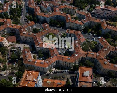 Vista di condomini geometrici in una zona residenziale di Lisbona, Portogallo Foto Stock