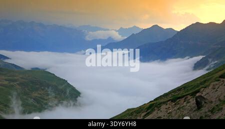 Vista panoramica dei Pirenei dal col Du Tourmalet a 2115 metri durante il tramonto in Francia Foto Stock
