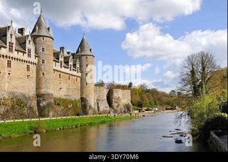 Esplorando il castello di Josselin vicino al fiume Ost in Bretagna in una giornata limpida Foto Stock
