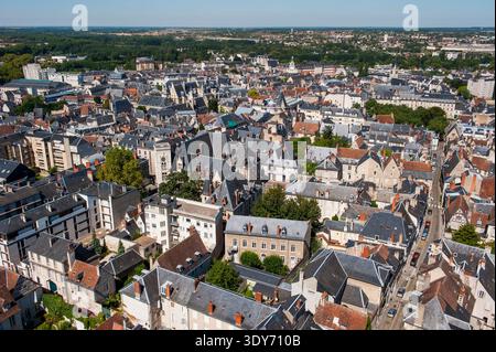 La vista dalla torre della cattedrale di Santo Stefano sulla storica Bourges nella regione francese del Berry rivela la struttura e l'architettura della città Foto Stock