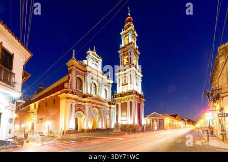 I sentieri illuminano una strada vuota al crepuscolo vicino alla chiesa di San Francesco a Salta, Argentina Foto Stock