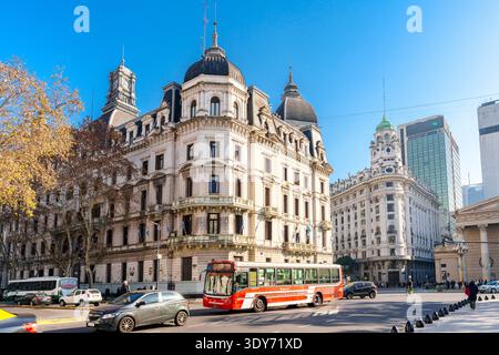 Edifici storici e strade trafficate in Plaza de Mayo, una piazza centrale nel centro di Buenos Aires, Argentina Foto Stock