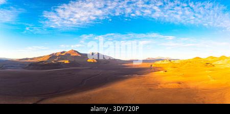 Vasto paesaggio arido nella regione di Puna con montagne e cielo blu a Salta, Argentina durante il giorno Foto Stock