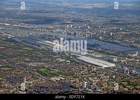 Vista dell'aeroporto di London City e della barriera del Tamigi dall'alto con il Tamigi sullo sfondo a Londra, Regno Unito Foto Stock