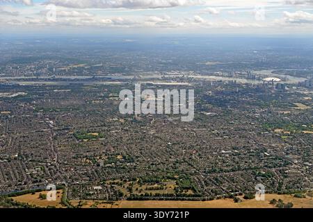 Vista delle abitazioni e dell'area urbana intorno all'aeroporto di London City e al fiume Tamigi con O2 in lontananza nel Regno Unito Foto Stock