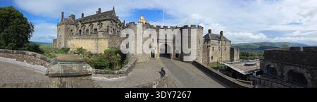 Le storiche mura del castello di Stirling si ergono alte contro un cielo blu in Scozia, offrendo ai visitatori uno sguardo nel passato Foto Stock