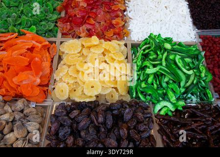 Mostra luminosa e colorata di frutta e verdura essiccate in vendita in un mercato di Antalya, Turchia Foto Stock