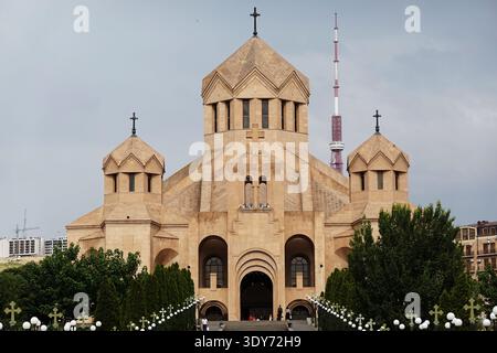 Esplorando l'architettura di Erevan con strutture e design moderno si fondono nel cuore dell'Armenia Foto Stock