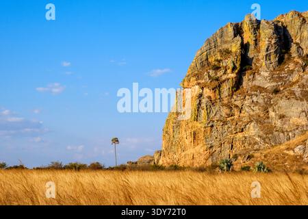 Colori del tramonto sulle formazioni rocciose di arenaria nel Parco Nazionale dell'Isalo, Madagascar Foto Stock