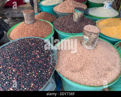 Varietà di cereali e legumi esposti per la vendita in un mercato di Waingapu, Sumba orientale Foto Stock
