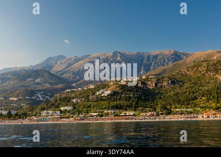 Vista della costa di Dhermi con montagne e spiaggia viste dall'acqua in Albania durante il giorno Foto Stock