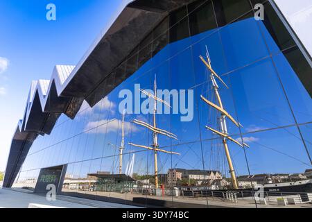 Riflesso della nave Glenlee Tall nella facciata di vetro del Riverside Museum a Glasgow, Scozia, in una giornata limpida Foto Stock