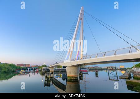 Il ponte pedonale collega Govan e Partick sul fiume Clyde durante la prima serata a Glasgow Foto Stock