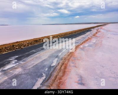 La vista aerea dei droni mostra la strada del lago salato di Tuz con i colori rosa e nero del sale in Turchia vicino ad Ankara, catturando un paesaggio unico Foto Stock