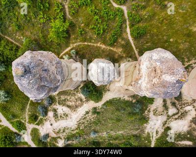 La vista aerea dei droni mostra formazioni rocciose con vegetazione nella Love Valley, in Cappadocia, Turchia Foto Stock