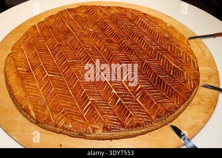 Deliziosa torta reale francese preparata per la celebrazione dell'Epifania con Feve e Crown Foto Stock